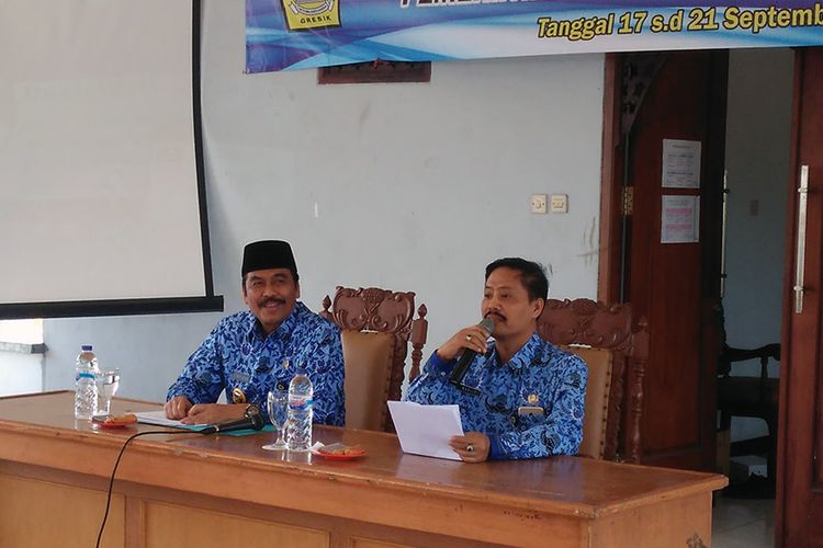 Kepala BKD Gresik Nadlif (kanan) dan Wakil Bupati Gresik Muhammad Qosim, dalam sebuah acara di lingkup Pemkab Gresik, Senin (17/9/2018).