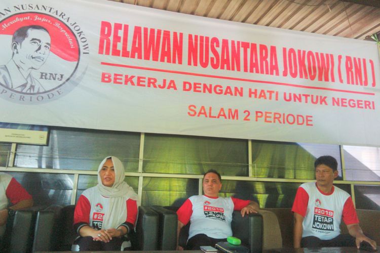 (Kiri ke kanan) Sekjen RNJ Diah Warih, Ketum RNJ Haidar Alwi, dan Wakil Ketua Umum RNJ Santoso dalam sosialisasi mendukung Presiden Jokowi dua periode di Solo, Jawa Tengah, Minggu (29/4/2018).