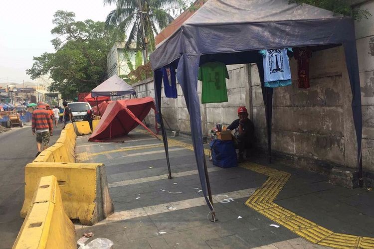 Sejumlah tenda pedagang kaki lima (PKL) yang sebelummya berada di badan Jalan Jatibaru Raya, Tanah Abang, Jakarta Pusat, dipindahkan ke trotoar yang ada di kawasan tersebut. Foto diambil Selasa (28/8/2018).