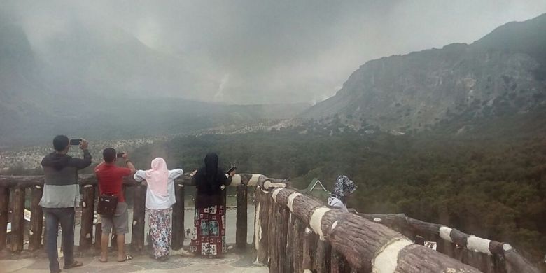 Pengunjung Gunung Papandayan menyaksikan pemandangan kawah dari menara pandang yang sengaja dibangun pengelola, Sabtu (30/12/2017).