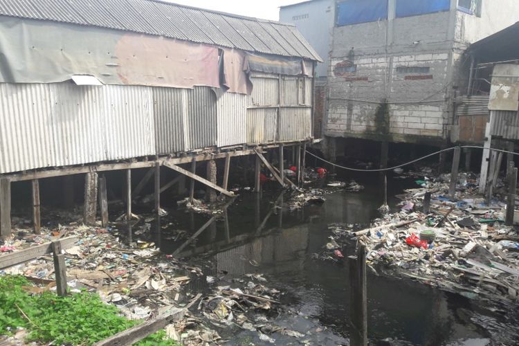 Rumah warga di RW 17 Penjaringan, Jakarta Utara, beridiri di atas kali yang dipenuhi sampah. Foto diambil Rabu (14/2/2018).