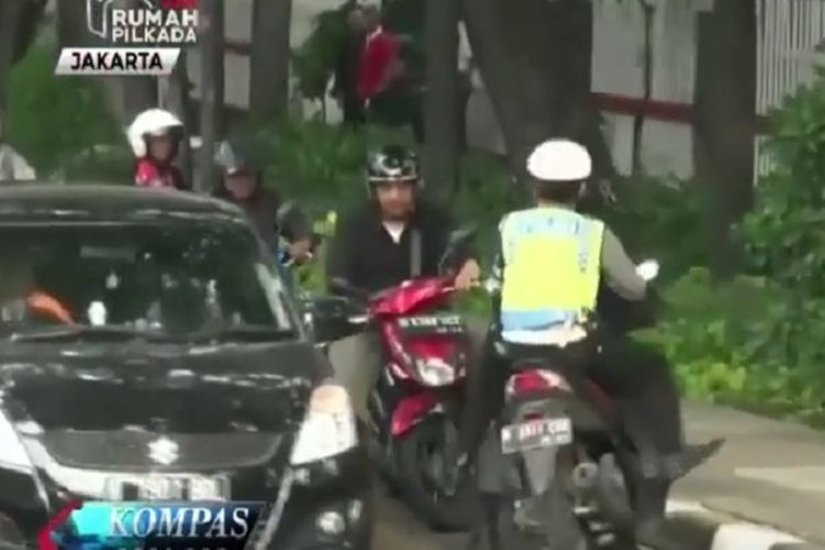 Bripka Adi Sutiadi, anggota Satlantas Jakarta Pusat, menangkap seorang pengedara sepeda motor yang lawan arah demi menghindari operasi polisi di Jalan Letjen Suprapto, Jakarta Pusat, Jumat (3/11/2017).

