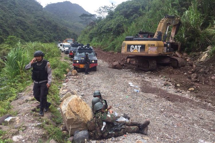 Warga yang diisolasi oleh kelompok kriminal bersenjata dievakuasi dari Kampung Kimberly, Kampung Banti, menuju Tembagapura, dengan pengawalan ketat personel TNI dan Polri pada Jumat (17/11/2017) sekitar pukul 11.00 WIT.  