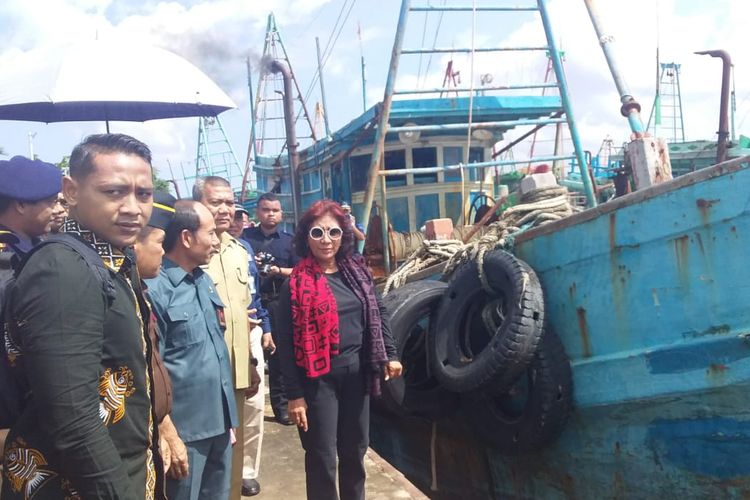 Menteri Kelautan dan Perikanan, Susi Pudjiastuti saat meninjau kapal asing di Stasiun PSDKP Pontianak, Kalimantan Barat, Selasa (30/4/2019) 