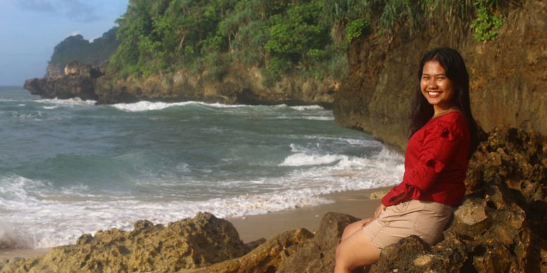 Suasana di Pantai Selok, Minggu (31/12/2017). Pantai yang memiliki ombak tinggi itu berada di dalam kawasan hutan lindung Kondang Merak, Kecamatan Bantur, Kabupaten Malang bagian selatan.