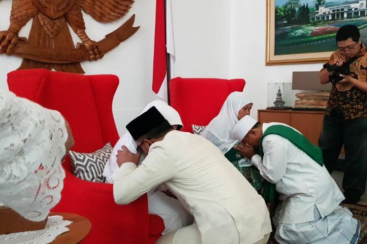 Bakal pasangan calon gubernur dan wakil gubernur Jabar, Ridwan Kamil dan Uu Ruzhanul Ulum saat melakukan sungkem kepada sang ibunda sebelum melaksanakan pendaftaran ke KPU Jabar, Selasa (9/1/2018).