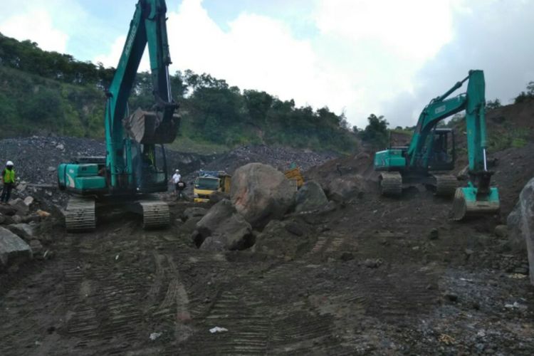 Alat berat digunakan untuk membantu proses evakuasi korban longsoran tebing Sungai Gendol.
