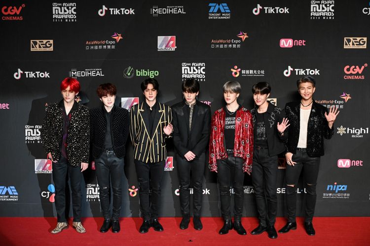 Boyband asal Korea Selatan BTS berpose di karpet merah perhelatan Mnet Asian Music Awards (MAMA) di Hongkong, Jumat (14/12/2018).