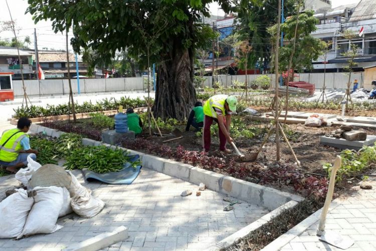 Pengerjaan taman di komplek PKL Jalan Cengkeh, Tamansari, Jakarta Barat oleh petugas dari Suku Dinas Kehutanan, Pertamanan, dan Pemakaman Jakarta Barat, Selasa (5/9/2017).