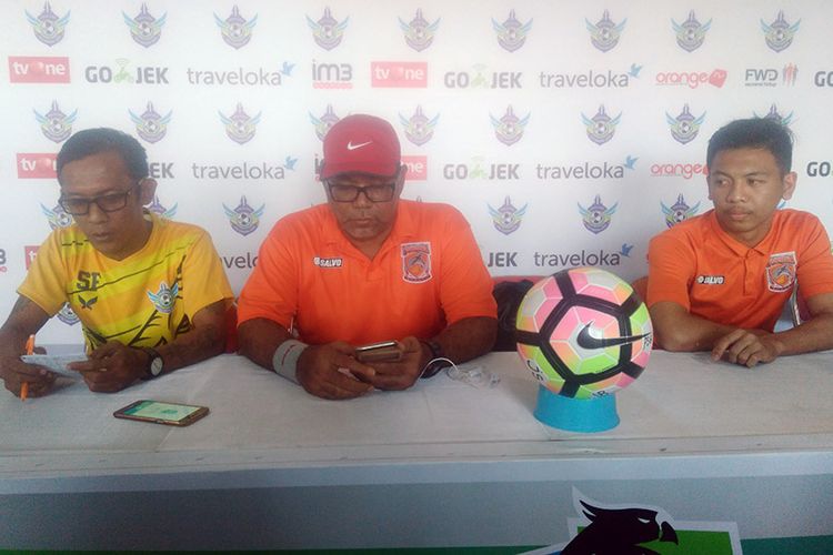 Pelatih Borneo FC Iwan Setiawan (tengah) dan Wahyudi (kiri), sebelum pertandingan menghadapi Persegres Gresik United. 
