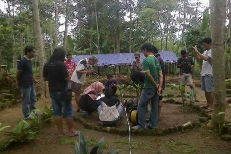 Proses penggalian situs Watu Gong Wonosobo oleh Tim Peneliti ITS, Kamis (16/11/2017).