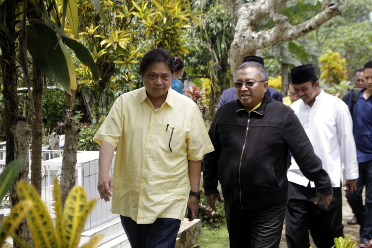 Ketua Umum DPP Partai Golkar Airlangga Hartarto (kiri) didampingi Ketua DPD Partai Golkar Kabupaten Sukabumi Marwan Hamami (kanan) saat perjalanan di Taman Pemakaman Ciandam, Sukabumi, Jawa Barat, Sabtu (19/1/2019).