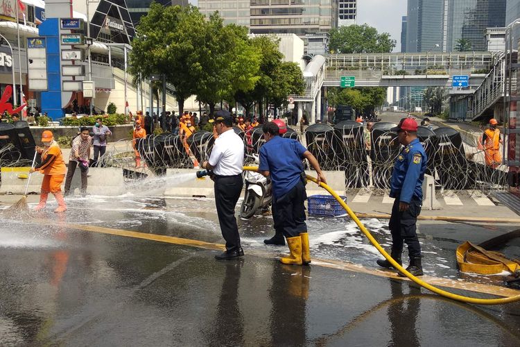 Gubernur DKI Jakarta Anies Baswedan menyemprot Jalan MH Thamrin, Kamis (23/5/2019).