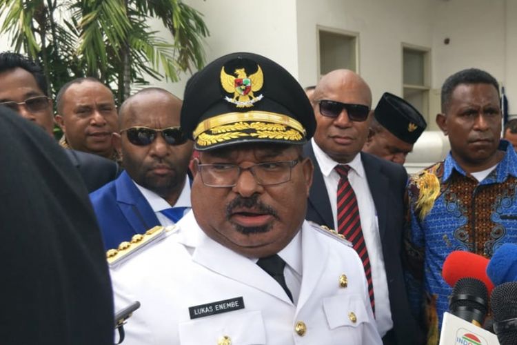 Gubernur Papua Lukas Enembe usai dilantik Presiden Joko Widodo di Istana Negara, Jakarta, Rabu (5/9/2018). 