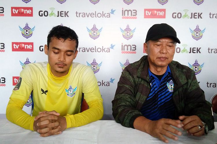 Pelatih Persegres Gresik United Hanafi (kanan) dan Komarudin, sebelum pertandingan melawan Bhayangkara FC.