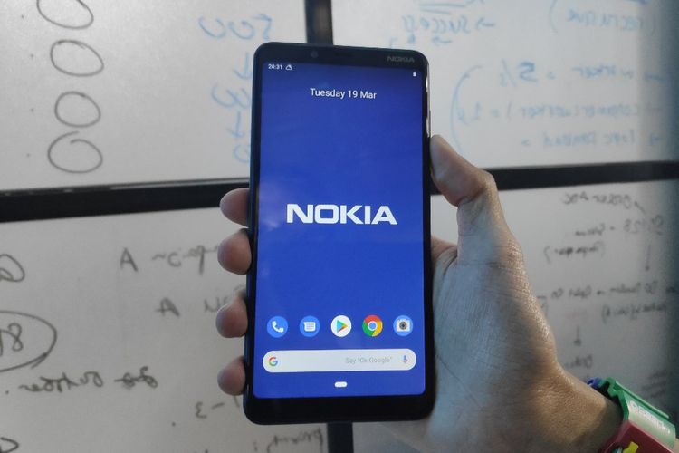 Ilustrasi Nokia 3.1 Plus dalam genggaman
