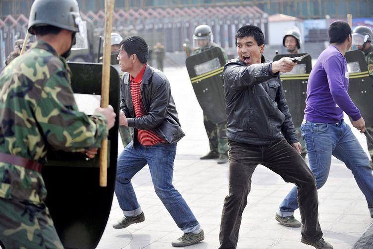 Aparat keamanan China sedang melakukan latihan cara membubarkan unjuk rasa di Urumqi, Xinjiang. 