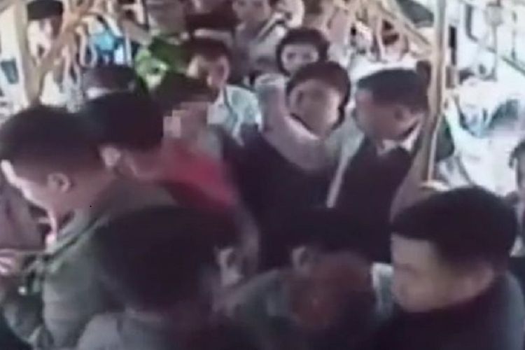 Foto yang diambil dari rekaman CCTV ini memperlihatkan penumpang sebuah bus di kota Yibin, China menangkap pelaku pelecehan seksual (wajah diburamkan) dan menyerahkannya ke polisi.