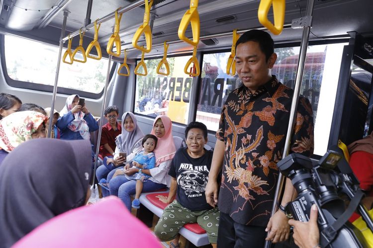 Wali Kota Semarang Hendrar Prihadi meresmikan halte Trans Semarang di kawasan Universitas Semarang, Jumat (22/6/2018)