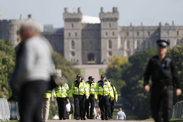 Polisi berpatroli di sekitar Windsor Castle 17 Mei 2018 dua hari sebelum pernikahan Pangeran Harry dan Meghan Markle.  AFP PHOTO / Adrian DENNIS