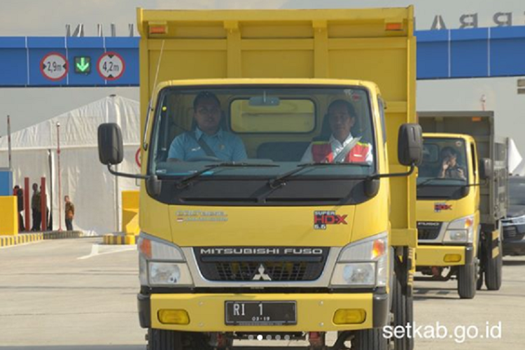 Presiden Joko Widodo menumpang truk Mitsubishi Fuso saat meresmikan jalan tol Ngawi-Kertosono seksi Ngawi-Wilangan, di Gerbang Tol Madiun, Desa Bagi, Kecamatan Madiun, Kabupaten Madiun, Jawa Timur, Kamis (29/3/2018).