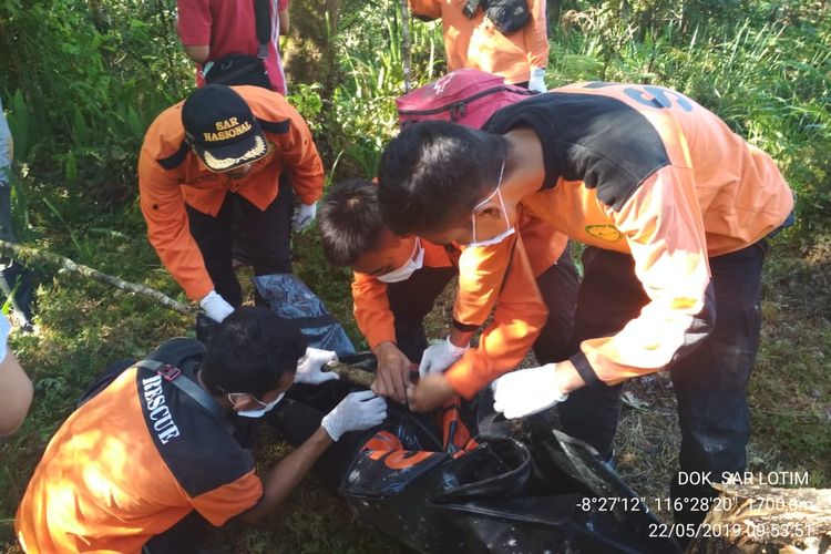 Tim SAR evakuasi mayat tanpa identitas yang ditemukan di kawasan hutan Gunung Rinjani.