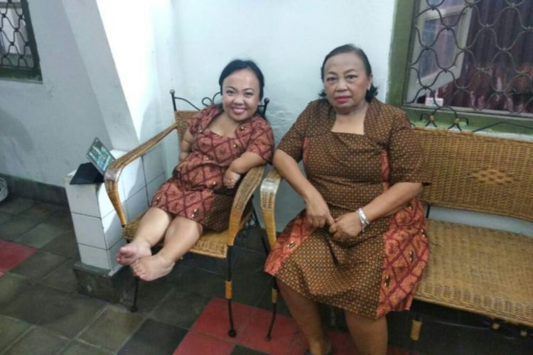 Anggiasari saat berfoto bersama ibundanya (Foto Dok Anggiasari)