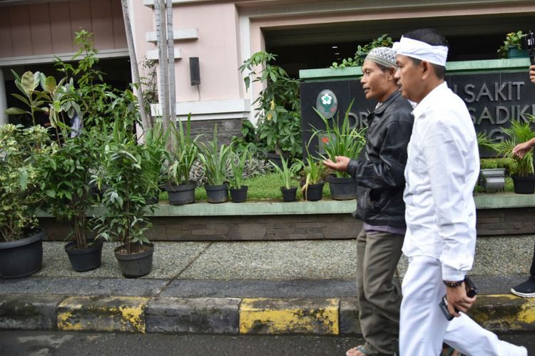 Calon Wakil Gubernur Jawa Barat Dedi Mulyadi, bersama Koko (50) warga Kota Cimahi yang anaknya tertahan akibat belum bayar biaya rumah sakit di RSHS, Rabu (11/1/2018