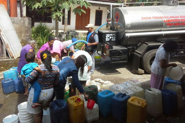  Petugas BPBD Kabupaten Semarang menyalurkan bantuan air bersih di Desa Wiru, Kecamaan Bringin, Senin (28/8/2017) siang.