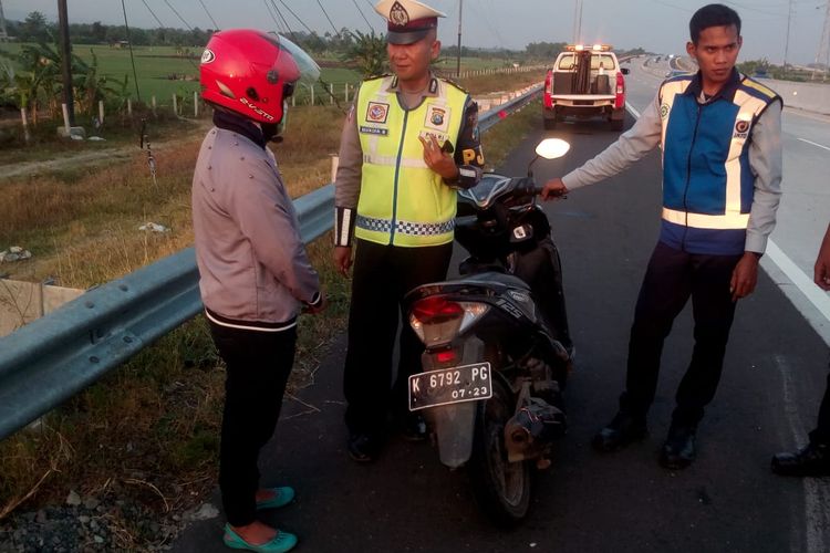 Aparat PJR Ditlantas Polda Jatim mengamankan seorang pemotor ibu rumah tangga yang nekat masuk ke ruas tol Tol Madiun-Nganjuk.