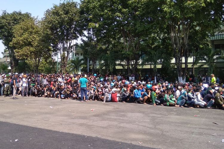 Antrean pembelian tiket Persebaya vs Arema di Korem Baskara Jaya Surabaya