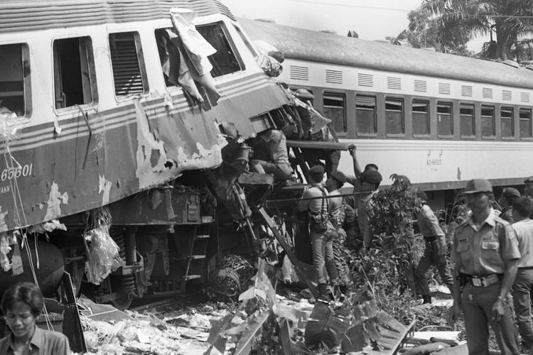 101 korban tewas dan 238 orang luka berat yang tercatat kibat terjadi kecelakaan kereta api terbesar dan paling tragis dalam sejarah perkeretaapian di Indonesia, Senin pagi ( 19/10/1987 )  pukul 07.10 WIB di kampung Pondok Betung, RW IX, Kelurahan Bintaro, Kecamatan Kebayoran Lama Jakarta Selatan. Tabrakan antara KA patas no.220 dari Tanah Abang menuju Merak dengan LA no. 225 dari Rangkasbitung menuju Tanah Abang.
Berita Terkait Kompas 20-10-1987, 1-12.
 
Judul Amplop: Kecelakaan Kereta Api