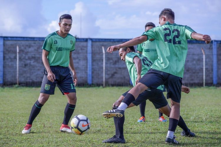 Rachmat Irianto (kiri) berlatih dengan rekan-rekannya di Persebaya Surabaya.