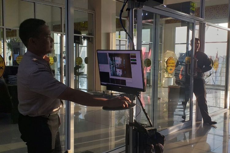 Petugas KKP memasang Thermal Scanner atau pemindai suhu tubuh di pintu kedatangan internasional Bandara Internasional SSK II Pekanbaru, Riau, Senin (13/5/2019). 