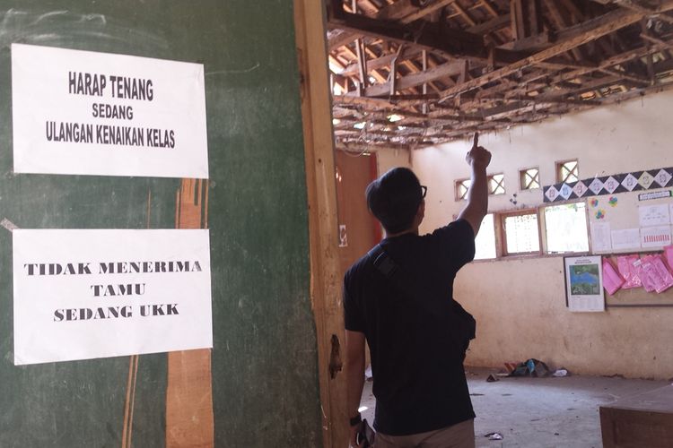 Kondisi salahsatu ruang kelas SDN Pancawangi Cilaku, Kab. Cianjur, Jawa Barat yang rusak parah sehingga mengakibatkan puluhan siswa di sana terpaksa belajar di lapang sekolah dan bawah pohon.
