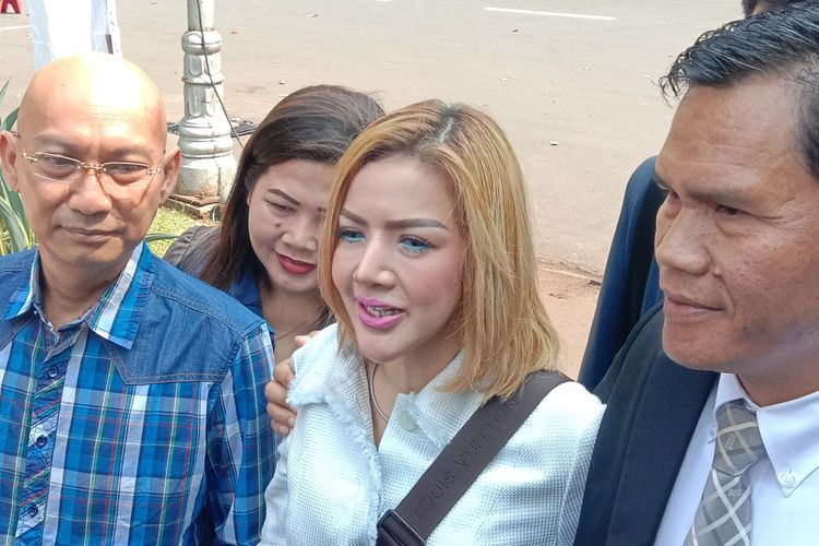 Barbie Kumalasari tiba di Polda Metro Jaya, Jakarta Pusat, Rabu (10/7/2019). Barbie menjalani pemeriksaan sebagai saksi atas kasus konten bermuatan asusila ikan asin yang menjerat suaminya, Galih Ginanjar. 