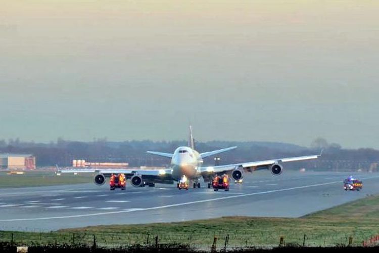 Video pesawat Boeing 747-400 milik maskapai Virgin Atlantic yang mendarat darurat karena kendala pada roda di bandara Gatwick, London, Senin (29/12/2014).