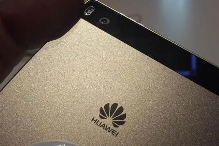 Smartphone Android Huawei P8 dilengkapi dengan kamera utama 13 MP.