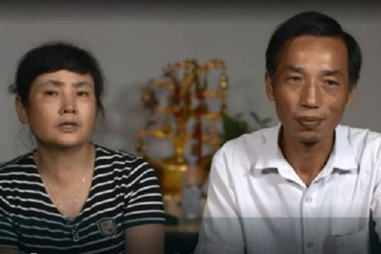 Orangtua kandung Kati, Lida (kanan, ayahnya) dan Fenxiang.
