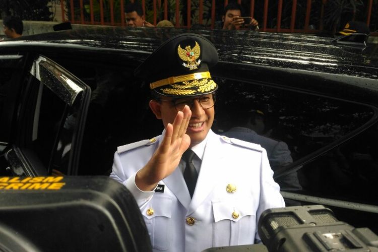 Gubernur DKI Jakarta terpilih Anies Baswedan hendak berangkat menuju Masjid Sunda Kelapa dari rumahnya di Lebak Bulus, Jakarta Selatan, Senin (16/10/2017).