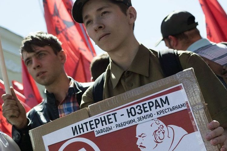 Masyarakat Rusia berunjuk rasa menentang aturan pelarangan VPN.