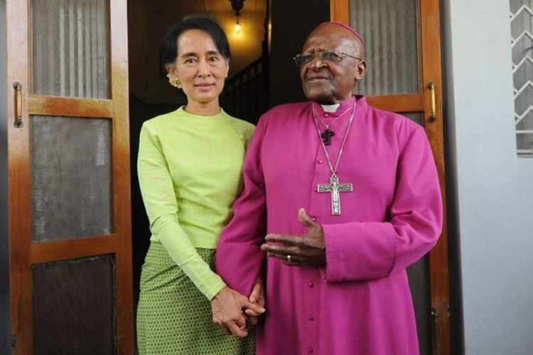 Aung San Suu Kyi bertemu dengan Desmond Tutu di Yangon, Myanmar, 26 Februari 2013.