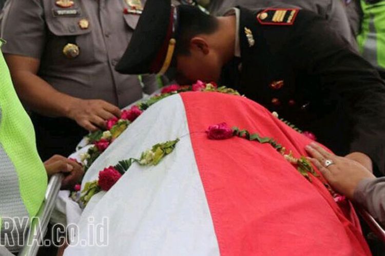 Kasatlantas Polres Jombang, AKP Inggal Widya Perdana mencium peti mati Briptu Anumerta Sherif Gagah. 