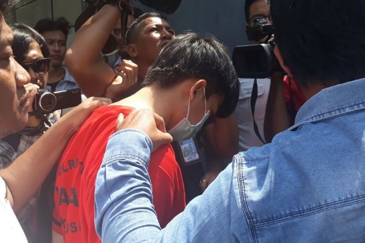 Pelaku ST (25) yang membunuh calon istrinya LR (41) dalam gelar olah TKP di Jalan Alaydrus, Petojo, Gambir, Jakarta Pusat pada Senin (7/5/2018).