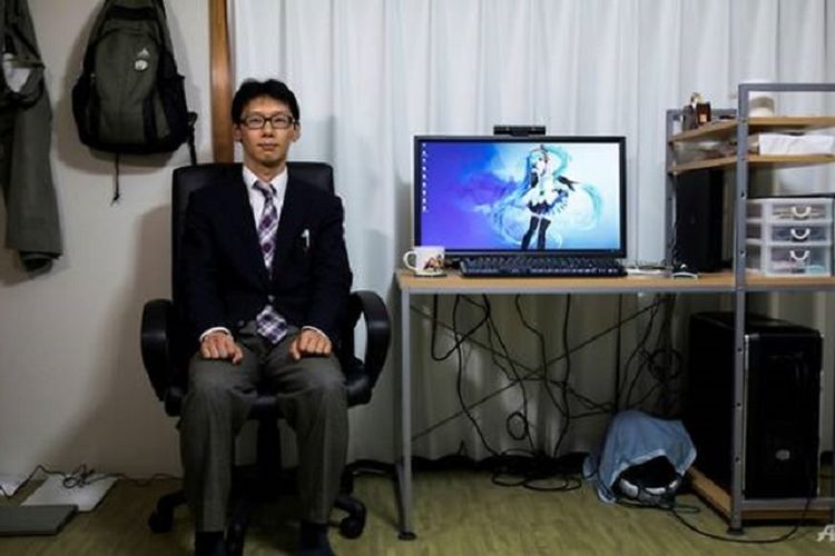 Akihiko Kondo, pria asal Jepang yang memutuskan menikah dengan hologram bernama Hatsune Miku.