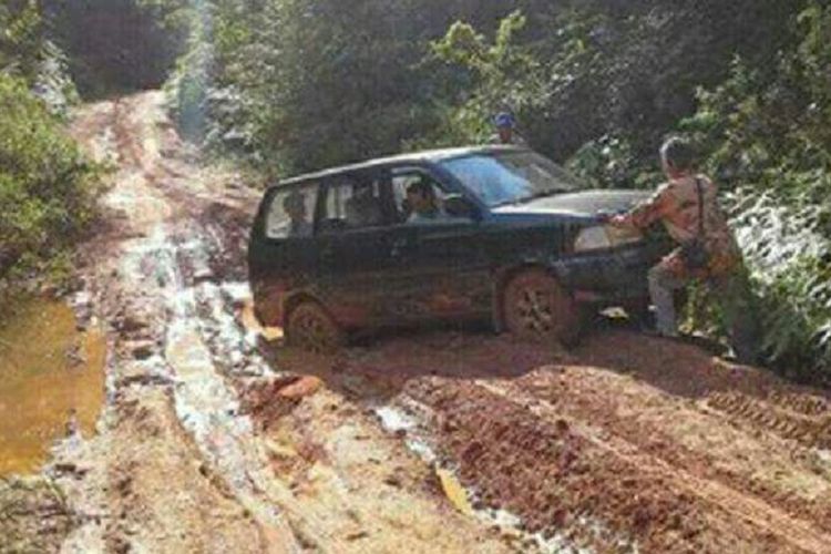 Kondisi jalan provinsi di Nusa Tenggara Timur.