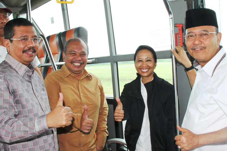 Menteri BUMN Rini Soemarno memantau tol Binjai-Tebingtinggi bersama Menteri PUPR Basuki Hadumuljono dan Gubernur Sumatera Utara Erry Nuradi di Bandara Internasional Kualanamu, Senin (10/7/2017) 