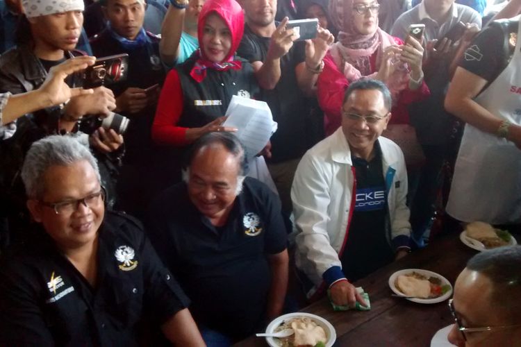 Ketua Umum PAN Zulkifli Hasan beradu kemahiran memasak nasi goreng bersama 17 kader terbaik PAN  di area Car Free Day (CFD) Jalan Buah Batu, Kota Bandung, Minggu (20/8/2017). 