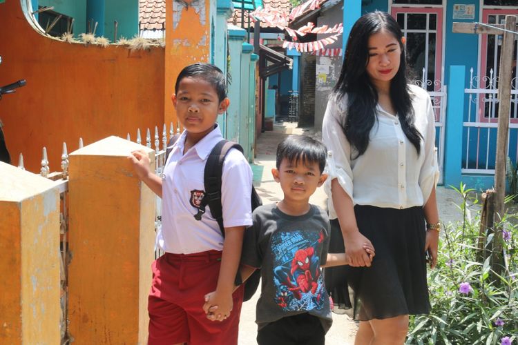 Cindy (kanan), 28 tahun, sewaktu kecil mengaku tomboy. Warga Bandung ini sempat pindah ke Bali dan akhirnya pulang lagi ke Bandung. Dia sekarang sudah memiliki dua anak laki-laki berusia 5 dan 8 tahun. Cindy merasa bahwa membesarkan anaknya menjadi muslim yang baik adalah hal yang penting.