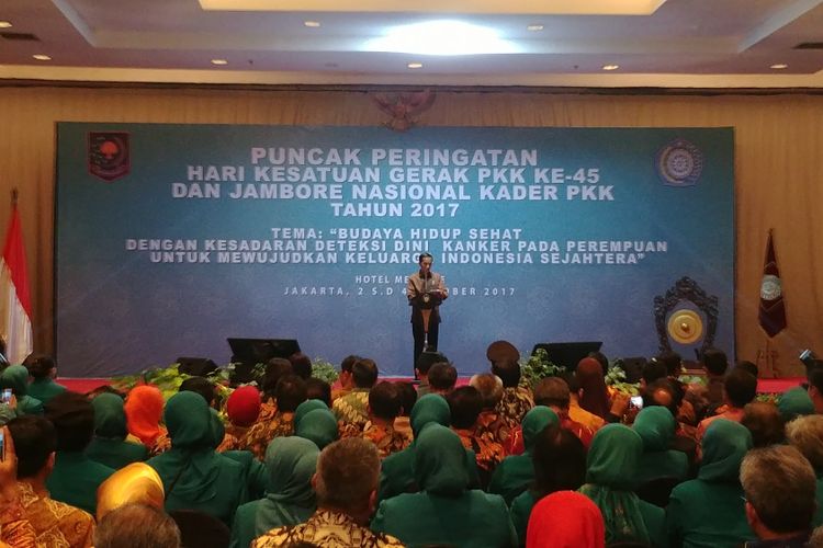 Presiden Joko Widodo menghadiri peringatan Hari Kesatuan Gerak (HKG) ke-45 dan peresmian pembukaan Jambore Nasional PKK Tahun 2017 di lokasi acara di Hotel Mercure, Ancol, Jakarta Utara, Senin (2/10/2017) pukul 19.20 WIB.